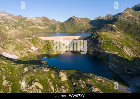 Luftaufnahme der Seen um Naret, insbesondere Lago del Naret und Lago Scuro in Lavizzara Tal bei Sonnenaufgang, Maggia Tal, Nähe. Stockfoto
