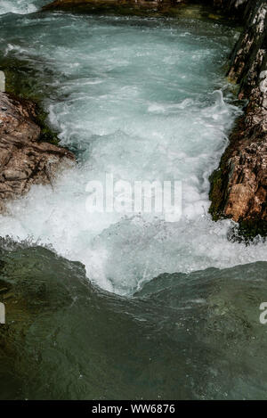 Durchfluss- und kleiner Wasserfall in der Gleirschklamm, Tirol Stockfoto