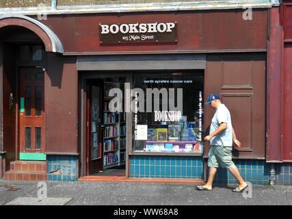 Eine wunderbare 2nd Hand Buchladen an der Hauptstraße in das Meer, Urlaub Stadt. von Largs auf den Firth of Clyde in Schottland. Der Shop ist mit vielen, vielen Büchern und Erlöse aus dem Verkauf der Bücher gestapelt geht an die North Ayrshire Cancer Care. Alan Wylie/ALAMY © Stockfoto