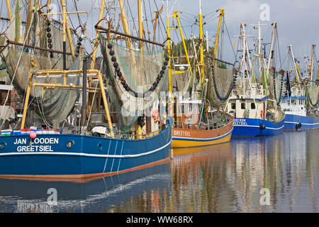 Krabbenkutter Flotte in den Hafen von Greetsiel in Ostfriesland. Stockfoto