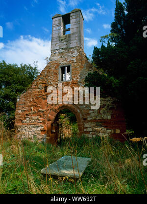 St Peter's Alte Kirche, Llanbedr-Dyffryn - Clwyd, North Wales, UK: C 14 Kirche gerade SW von pierrevert Halle, zu der es durch einen "Sarg" verknüpft. Stockfoto