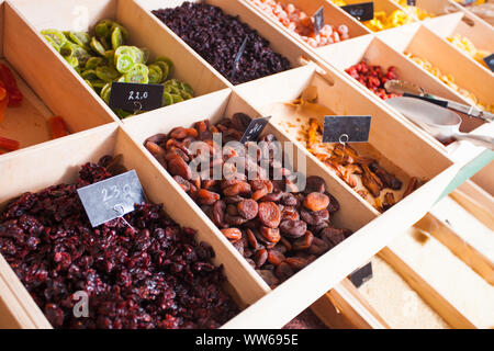 Vielzahl von getrockneten Beeren und Früchte in kleine Familie Shop. Getrocknete Cranberries, Aprikosen, Kiwi, unter anderen trockenen Früchte in den Holzkisten. Stockfoto