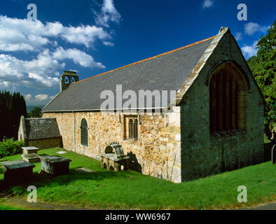 Anzeigen NW der Cwm Kirche, North Wales, UK: C 14 und späteren Kirche auf einem Hügel mit Chor, Langhaus und Baptisterium auf drei verschiedenen Ebenen. Stockfoto