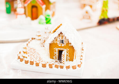 Lebkuchen cookie Haus in der Christmas Village auf der Messe. Urlaub traditionelle Aroma Dessert mit Honig und Gewürzen Stockfoto