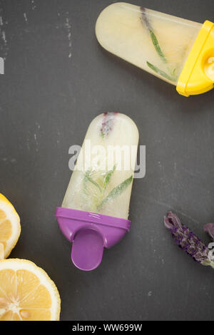 Lemon Ice Cream mit Lavendel, home-made, Schiefer Stockfoto