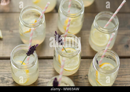 Mason Jars, Limonade, Lavendel, vintage Tabelle Stockfoto