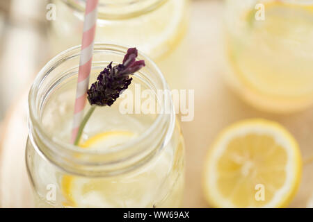 Mason Jar, Lavendel, Limonade, zitronenscheibe Stockfoto