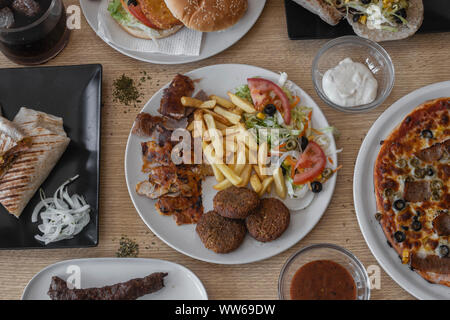 Nahöstliche Küche Essen auf Gerichte aus hohen Winkel in Nahaufnahme full frame Studio shot gesehen serviert. Stockfoto