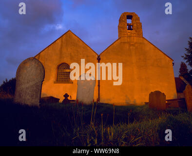 West End von Llangyhafal verdoppelt - NAVED C 14 Kirche, North Wales, UK, bei Sonnenuntergang. Auf dem angehobenen Boden zwischen zwei steilen Gassen auf W Seite des Clwydians. Stockfoto