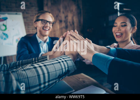 Schließen 7/8 - bis auf Nizza chic elegante stilvolle Heiter froh Geschäft Haie Experten sammeln, Palmen über desktop Schreibtisch Tisch in modernen Stockfoto