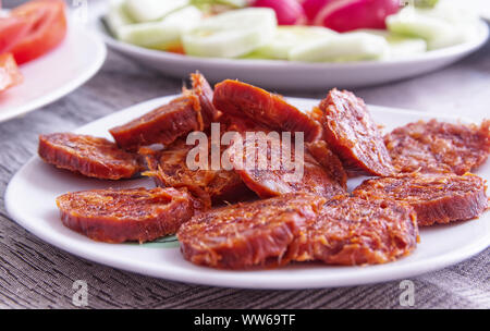 Scharfe rote Iberischen Wurst' Chorizo Iberico' auf einem Teller serviert typisch Spanische Tapas in Spanien. Leere Raum für Editor's Text. Stockfoto