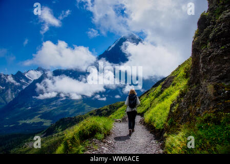 Frau wandern auf einem alpinen Pfad, Schweiz Stockfoto