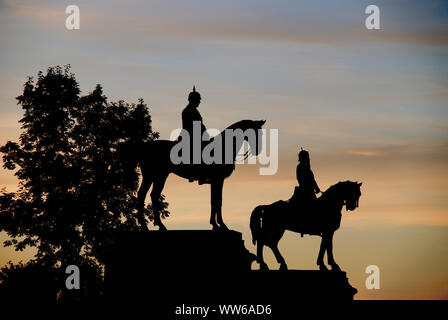 Deutschland, Niedersachsen, Goslar, silhouette Der reiterstatue vor dem Kaiserlichen Palast am Abend Stockfoto