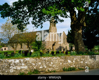 View SE von angehobenen Kirchhof & twin Regalgänge/naves von St Garmon's Kirche, Llanarmon-yn Iâl, Denbighshire, Wales; Vereinigtes Königreich: einen bemerkenswerten Mittelalterlichen Wallfahrtsort. Stockfoto