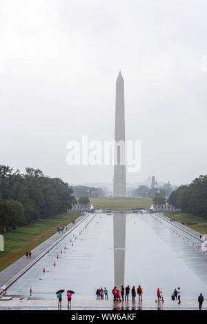 Washington DC, USA - Juni 9, 2019: Washington Monument auf der reflektierenden Pool im regnerischen Tag. Stockfoto