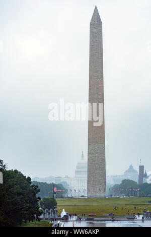 Washington DC, USA - Juni 9, 2019: Washington Monument auf der reflektierenden Pool im regnerischen Tag. Stockfoto