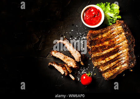 Gegrillte Schweinerippchen Grill in Scheiben geschnitten. Ansicht von oben, flach Stockfoto