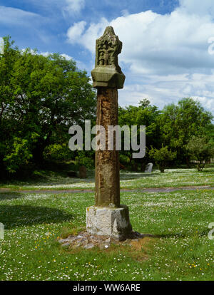 E Stirnfläche des C 14 Kirchhof Kreuz in St. Michael's Church, Trelawnyd, Flintshire, Wales, UK, zeigen eine Crucixion Szene über eine abgeschrägte Sandstein Welle Stockfoto