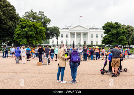 Washington DC, USA - Juni 9, 2019: Die ostseite des Weißen Hauses mit einem langen Lafayette Square im Vordergrund. Stockfoto