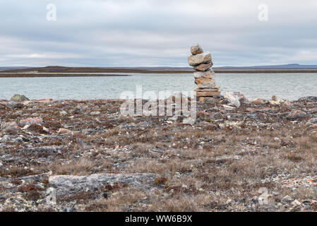 Inukshuk auf Victoria Island in der Hohen Arktis Stockfoto