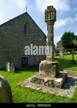 Blick WSW der Kirche Haus Schulzimmer&E Gesicht von derwen Mittelalterlichen (C 15) Verkündigung Kreuz in St. Mary's Friedhof, Denbighshire, Wales, UK. Stockfoto