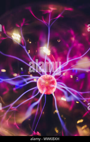 Hand Berühren eines Plasma Kugel mit glatten Magenta - blaue Flammen. Stockfoto