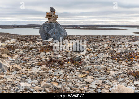 Inukshuk auf Victoria Island in der Hohen Arktis Stockfoto