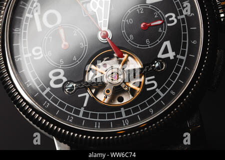 Mechaniker luxus Armbanduhr mit automatischem Aufzug und rote Pfeile, close-up Fragment Stockfoto