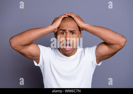 Portrait von Nizza gutaussehend attraktiv muskulös virile Kerl tragen weiße Hemd geöffnetem Mund berühren über Kopf grau pastellfarbenen Hintergrund isoliert Stockfoto