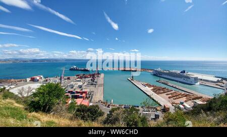 Blick auf Cargo port durch das Meer von Bluff Hill Lookout in Napier, Neuseeland Stockfoto