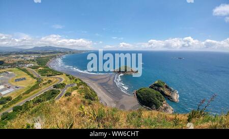 Blick von Paritutu Rock auf einer Küstenlandschaft in New Plymouth, Neuseeland Stockfoto