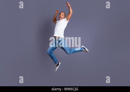 Volle Länge Körpergröße Porträt seiner er schön stattlich attraktiv muskulös starke Heiter fröhlichen verrückten Kerl in weißem Hemd jeans Spaß super cool Stockfoto