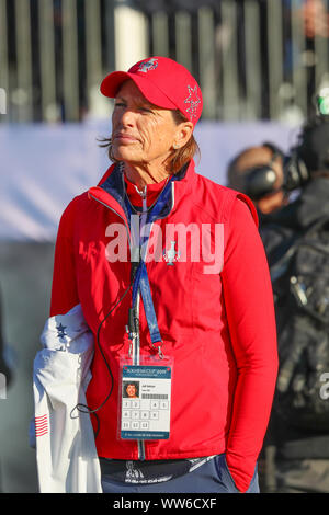 Solheim Cup, Gleneagles, UK. 13 Sep, 2019. Die Solheim Cup begann mit "Viererspiele' über die PGA Centenary Course in Gleneagles. MARINA ALEX, die USA die erste Fahrt von bronte Gesetz für Europa gefolgt. Team Captains Juli Inkster (USA) und CATRIONA MATTHEW (Europa) folgte das Team rund um den Kurs. Juli Inkster auf dem ersten T-Stück. Credit: Findlay/Alamy leben Nachrichten Stockfoto