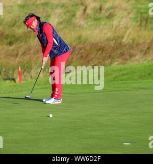 Solheim Cup, Gleneagles, UK. 13 Sep, 2019. Die Solheim Cup begann mit "Viererspiele' über die PGA Centenary Course in Gleneagles. MARINA ALEX, die USA die erste Fahrt von bronte Gesetz für Europa gefolgt. Team Captains Juli Inkster (USA) und CATRIONA MATTHEW (Europa) folgte das Team rund um den Kurs. Megan Khang setzen auf die 2 Putting green Credit: Findlay/Alamy leben Nachrichten Stockfoto