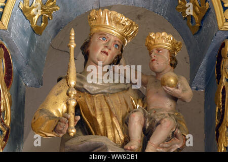 Jungfrau Maria mit dem Jesuskind, Statue auf dem Hochaltar in der Kirche der Heiligen Drei Könige in Komin, Kroatien Stockfoto