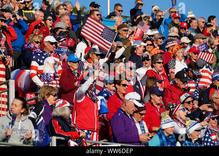 Auchterarder, Schottland, Großbritannien. 13. September 2019. Freitag Foresomes Spiele am Freitag Morgen um 2019 Solheim Cup am hundertjährigen Kurs in Gleneagles. Abgebildet; USA Fans auf der Tribüne in der 1. Bohrung. Iain Masterton/Alamy leben Nachrichten Stockfoto