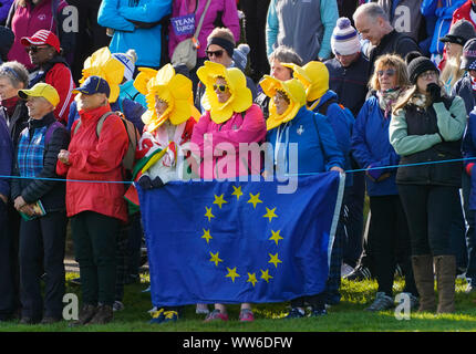 Auchterarder, Schottland, Großbritannien. 13. September 2019. Freitag Foresomes Spiele am Freitag Morgen um 2019 Solheim Cup am hundertjährigen Kurs in Gleneagles. Abgebildet; Team Europe Fans. Iain Masterton/Alamy leben Nachrichten Stockfoto