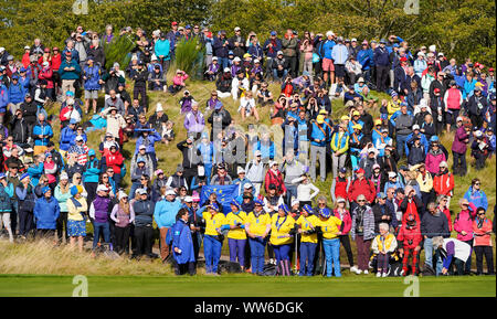 Auchterarder, Schottland, Großbritannien. 13. September 2019. Freitag Foresomes Spiele am Freitag Morgen um 2019 Solheim Cup am hundertjährigen Kurs in Gleneagles. Abgebildet; Scharen von Zuschauern rund um den 10. Grün. Iain Masterton/Alamy leben Nachrichten Stockfoto