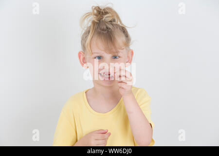 Mädchen mit Zahn in der Hand, Porträt Stockfoto