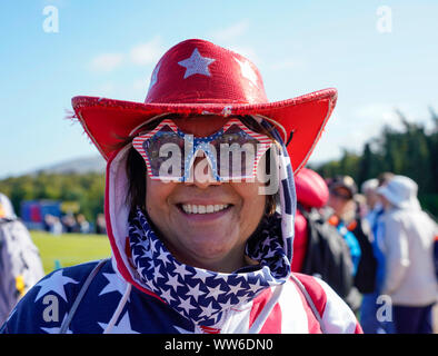 Auchterarder, Schottland, Großbritannien. 13. September 2019. Freitag Foresomes Spiele am Freitag Morgen um 2019 Solheim Cup am hundertjährigen Kurs in Gleneagles. Abgebildet; Team USA Fan. Iain Masterton/Alamy leben Nachrichten Stockfoto