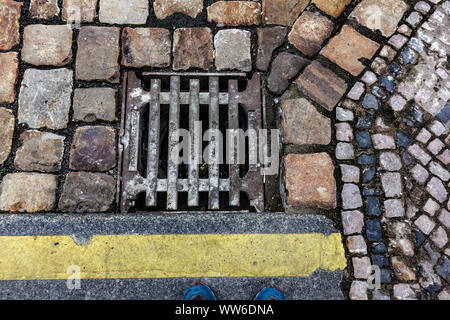 Detaillierte gepflasterten Straßen und Gehwege, Prag, Tschechische Republik. Stockfoto