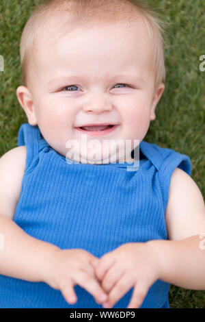 Baby liegt im Gras, Porträt Stockfoto