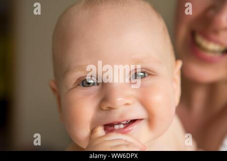 Kind mit dem ersten kleinen Zahn, close-up Stockfoto