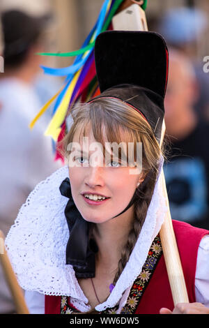 Junge Mädchen aus La Clicca (Folk-gruppe von Aosta) im Sommer Parade in Modane (Savoyen, Frankreich) Stockfoto