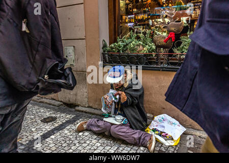 Behinderte Menschen Betteln auf den Straßen, Prag. Stockfoto