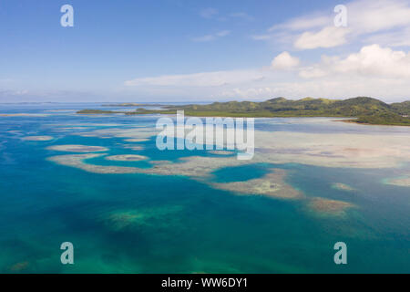 Bucas Grande Island, Philippinen. Schönen Lagunen mit Atollen und Inseln, Ansicht von oben. Marine, Natur der Philippinen. Stockfoto