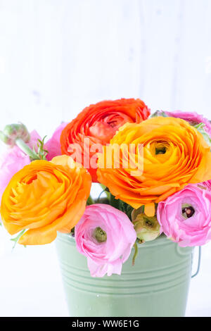 In der Nähe der bunten Ranunkeln Blumenstrauß Stockfoto