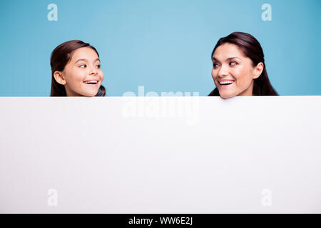 Nahaufnahme Foto schöne zwei Personen braunhaarige Mama kleine Tochter erstaunlichen Blick auf jedes andere Schild Plakat gerne offenen Mund Lachen lachen Stockfoto