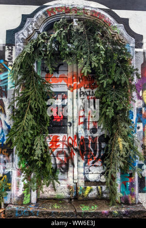 Obdachloser Betteln auf den Straßen von Prag, tschechische Republik. Stockfoto