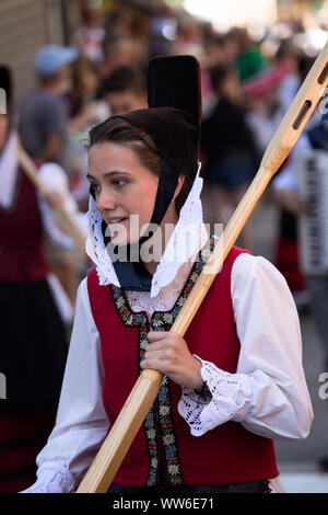 Junge Mädchen aus La Clicca (Folk-gruppe von Aosta) im Sommer Parade in Modane (Savoyen, Frankreich) Stockfoto